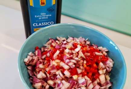 Фото шага рецепта Салат из квашеной капусты с перцем рамиро 152480 шаг 3