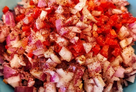 Фото шага рецепта Салат из квашеной капусты с перцем рамиро 152480 шаг 4