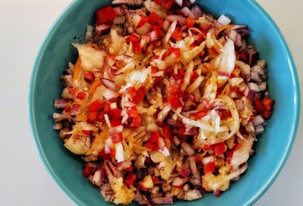 Фото шага рецепта Салат из квашеной капусты с перцем рамиро 152480 шаг 5