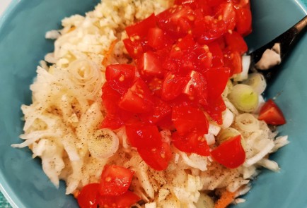 Фото шага рецепта Салат из квашеной капусты с помидором и луком 152388 шаг 1  