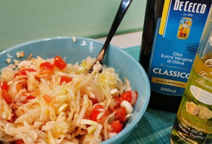 Фото шага рецепта Салат из квашеной капусты с помидором и луком 152388 шаг 3  