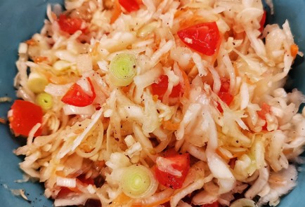 Фото шага рецепта Салат из квашеной капусты с помидором и луком 152388 шаг 4  