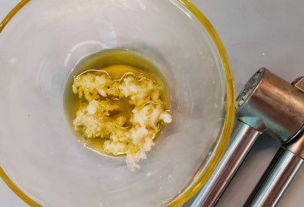 Фото шага рецепта Салат из квашеной капусты с пряными специями и базиликом 152678 шаг 1  