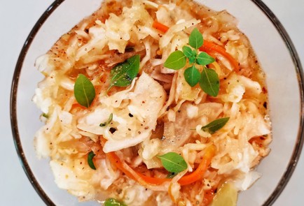 Фото шага рецепта Салат из квашеной капусты с пряными специями и базиликом 152678 шаг 10  