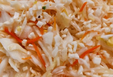 Фото шага рецепта Салат из квашеной капусты со свеклой и чесноком 153029 шаг 3  