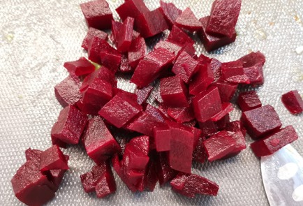 Фото шага рецепта Салат из квашеной капусты со свеклой и чесноком 153029 шаг 4  