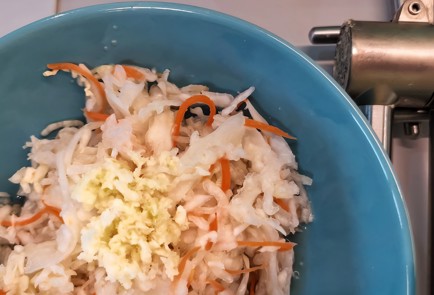 Фото шага рецепта Салат из квашеной капусты со свеклой 152315 шаг 1  