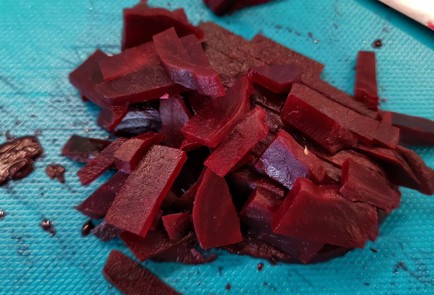 Фото шага рецепта Салат из квашеной капусты со свеклой 152315 шаг 2  