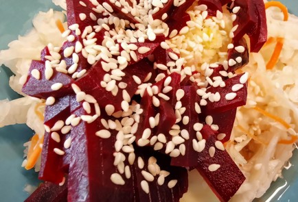 Фото шага рецепта Салат из квашеной капусты со свеклой 152315 шаг 3  