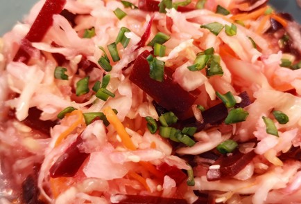 Фото шага рецепта Салат из квашеной капусты со свеклой 152315 шаг 4  