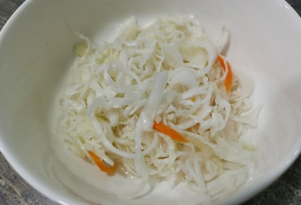 Фото шага рецепта Салат из квашеной капусты и сезонных овощей 187403 шаг 1  