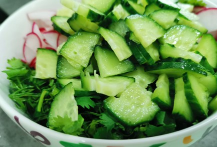 Фото шага рецепта Салат из квашеной капусты и сезонных овощей 187403 шаг 8  