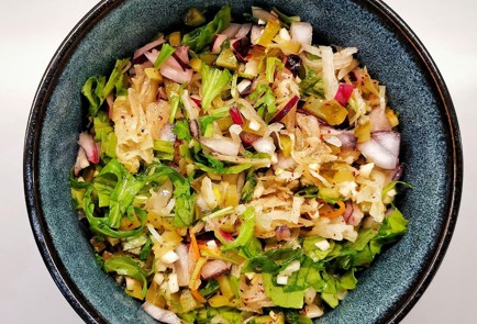 Фото шага рецепта Салат из квашеной капусты с маринованными огурцами 175403 шаг 14  