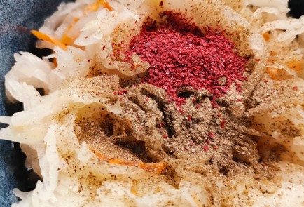 Фото шага рецепта Салат из квашеной капусты с маринованными огурцами 175403 шаг 8  