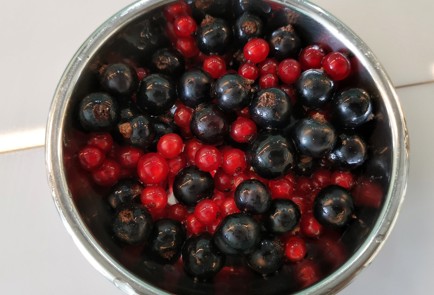 Фото шага рецепта Салат из квашеной капусты с ягодами 174440 шаг 1  