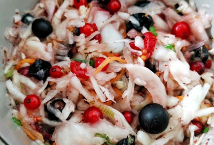 Фото шага рецепта Салат из квашеной капусты с ягодами 174440 шаг 10  