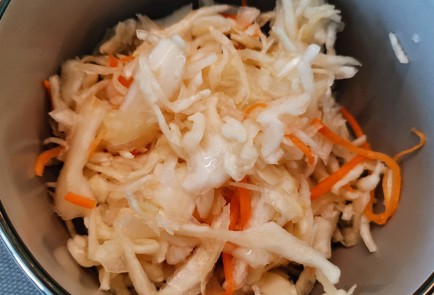 Фото шага рецепта Салат из квашеной капусты с ягодами 174440 шаг 2  