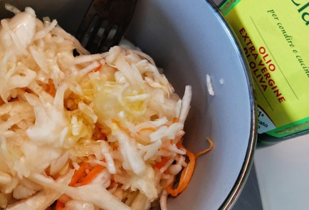 Фото шага рецепта Салат из квашеной капусты с ягодами 174440 шаг 3  