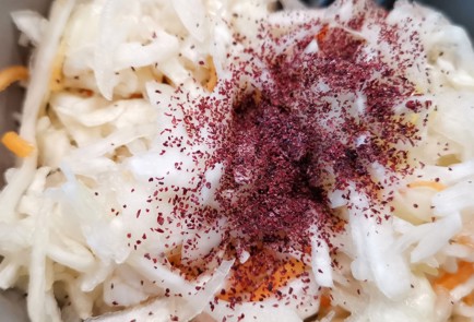 Фото шага рецепта Салат из квашеной капусты с ягодами 174440 шаг 4  