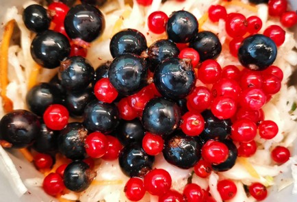 Фото шага рецепта Салат из квашеной капусты с ягодами 174440 шаг 8  