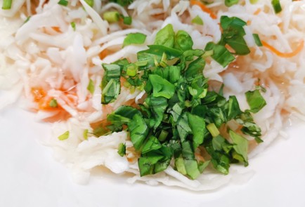 Фото шага рецепта Салат из квашеной капусты со свеклой и халапеньо 175605 шаг 4  