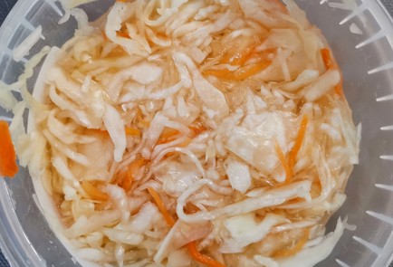 Фото шага рецепта Салат из квашеной капусты со свеклой 174441 шаг 1