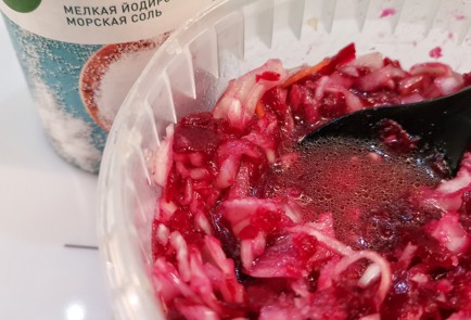 Фото шага рецепта Салат из квашеной капусты со свеклой 174441 шаг 10