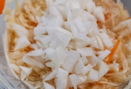 Фото шага рецепта Салат из квашеной капусты со свеклой 174441 шаг 3