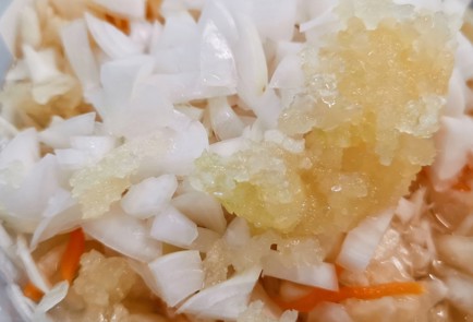 Фото шага рецепта Салат из квашеной капусты со свеклой 174441 шаг 5