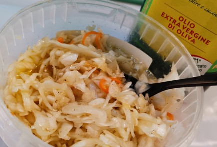 Фото шага рецепта Салат из квашеной капусты со свеклой 174441 шаг 7