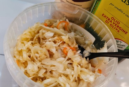 Фото шага рецепта Салат из квашеной капусты со свеклой 174441 шаг 8