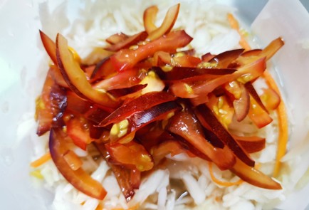 Фото шага рецепта Салат из квашеной капусты 188235 шаг 3  