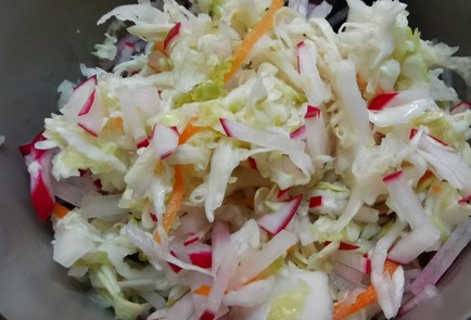 Фото шага рецепта Салат с квашеной капустой 189640 шаг 3  
