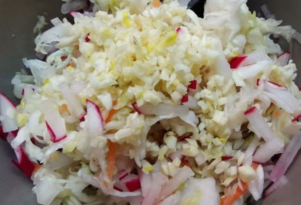 Фото шага рецепта Салат с квашеной капустой 189640 шаг 5  