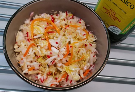 Фото шага рецепта Салат с квашеной капустой 189640 шаг 9  