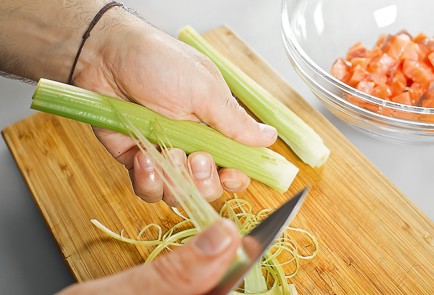 Фото шага рецепта Салат из лосося сельдерея и моркови 31111 шаг 2  