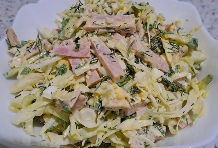 Фото шага рецепта Салат из молодой капусты с ветчиной 186481 шаг 10  
