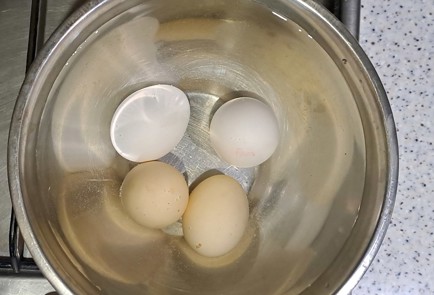 Фото шага рецепта Салат из молодой капусты с ветчиной 186481 шаг 2  