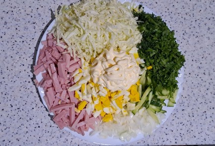 Фото шага рецепта Салат из молодой капусты с ветчиной 186481 шаг 9  