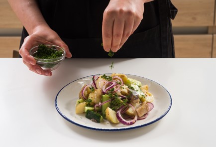 Фото шага рецепта Салат из молодой картошки с селедкой и медовогорчичным соусом 152406 шаг 10  