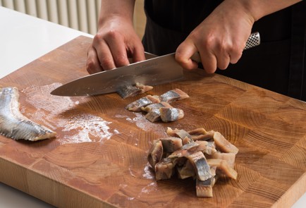 Фото шага рецепта Салат из молодой картошки с селедкой и медовогорчичным соусом 152406 шаг 3  