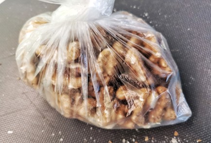 Фото шага рецепта Салат из моркови с грецким орехом 140020 шаг 6  