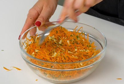 Фото шага рецепта Салат из моркови 151312 шаг 4  