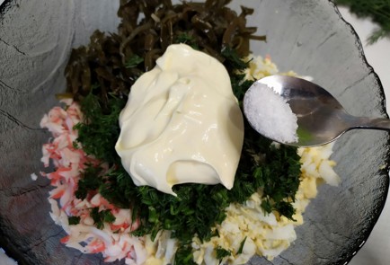 Фото шага рецепта Салат из морской капусты с крабовым мясом 188343 шаг 8  