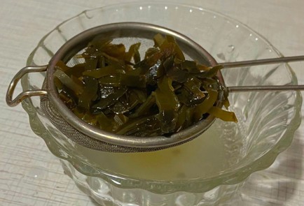 Фото шага рецепта Салат из морской капусты с крабовыми палочками 175471 шаг 3  