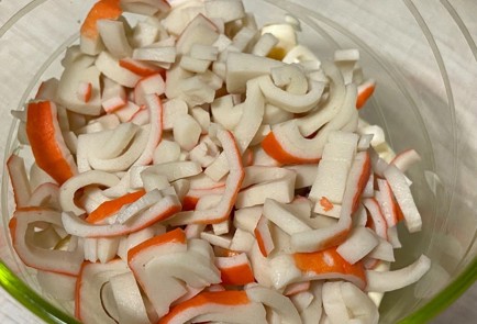 Фото шага рецепта Салат из морской капусты с крабовыми палочками 175471 шаг 8  