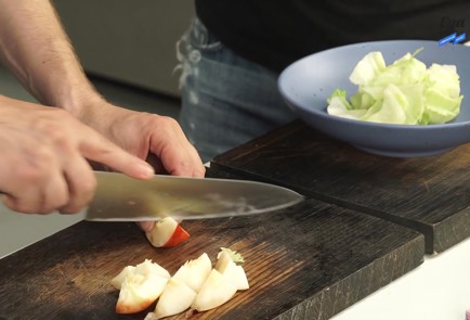 Фото шага рецепта Салат из нектаринов с айсбергом и соусом из голубого сыра 125496 шаг 1  