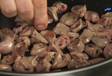 Фото шага рецепта Салат из нектаринов с куриными сердцами 125497 шаг 2  