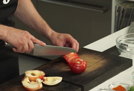 Фото шага рецепта Салат из нектаринов с помидорами и креветками 125495 шаг 1  