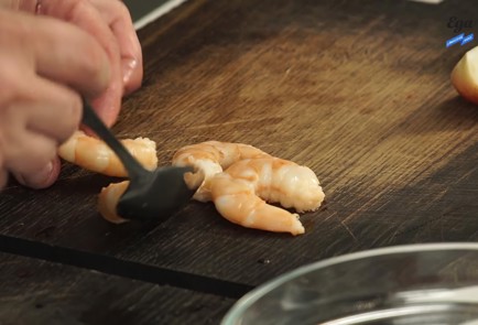 Фото шага рецепта Салат из нектаринов с помидорами и креветками 125495 шаг 2  